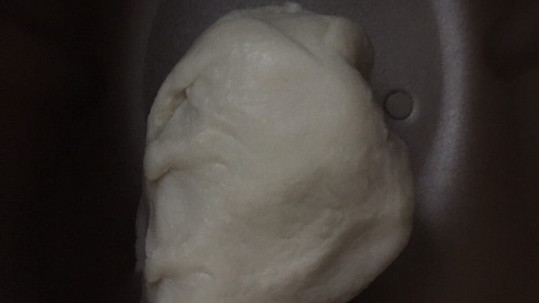 美味的蛋黄酥,把油皮材料混合均匀揉成可以拉出筋膜的光滑面团,醒面半个小时左右