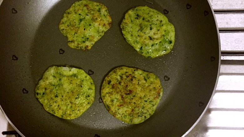 宝宝辅食—菠菜香米饼
10M,平底锅刷一层食用油,打开使用小火,用勺子把搅拌好的米饭糊舀入锅中,勺子离锅面5cm的距离慢慢倒入,小饼就会呈现好看的圆形。我这个形状有点不好看,哈哈~距离没控制好😓