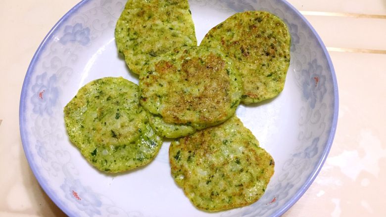 宝宝辅食—菠菜香米饼
10M,煎到两面微黄，不能煎时间太久否则小饼就有点太硬宝宝不好咀嚼。等待放凉一点，就可以让宝宝吃了。可以当做手指食物，让宝宝自己手抓着吃，可以帮宝宝撕成小块。