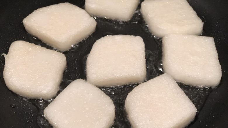 酱油年糕,单面煎至表面起泡,翻面