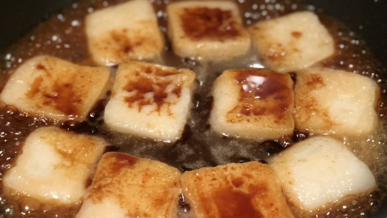 酱油年糕,继续用大火煮,两面各用半分钟时间