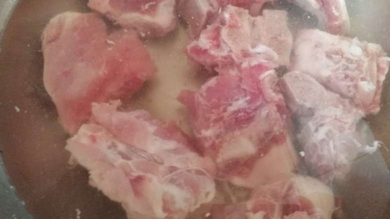 美味脊骨肉,猎脊骨用清水泡2个小时,泡出里面的血水。