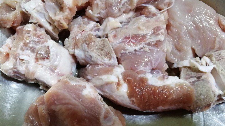 美味脊骨肉,泡好的脊骨肉,没有血水可以直接入锅炒制。