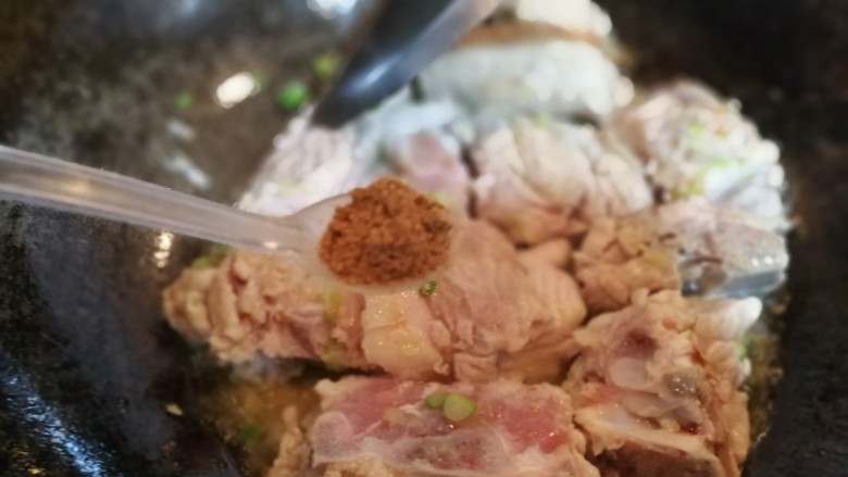 美味脊骨肉,放入葱片,脊骨肉,13香一起翻炒。
