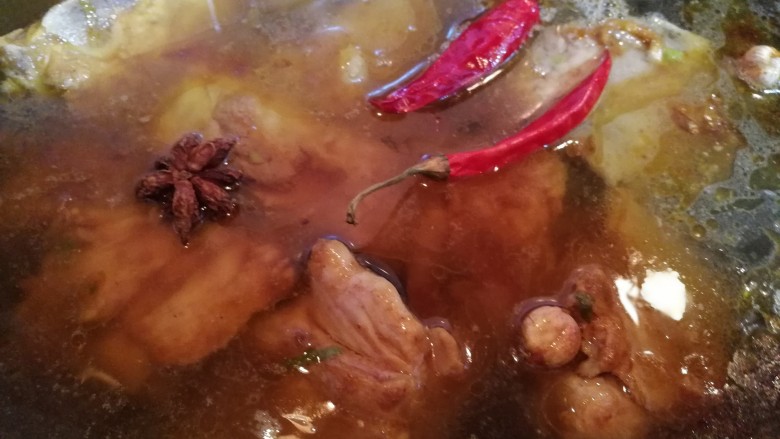 美味脊骨肉,翻炒一会儿后,倒入温水,要没过肉多一些,因为要用小火炖50分钟。
