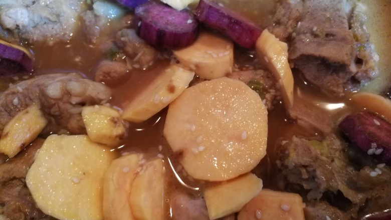 美味脊骨肉,40分钟后,将红薯片放入。
