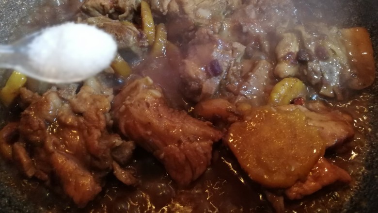 美味脊骨肉,收汤后,放一小勺味素。即可出锅。