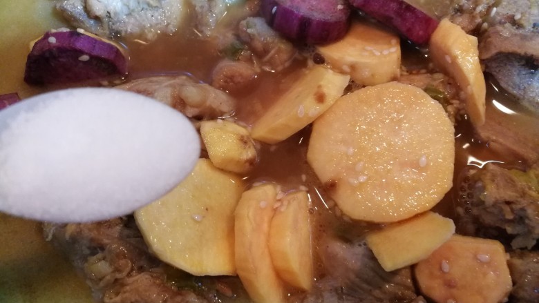 美味脊骨肉,放入2小勺盐,大火炖至收汤。