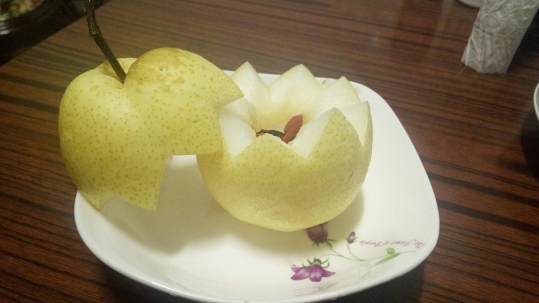 清火小梨钟,把<a style='color:red;display:inline-block;' href='/shicai/ 594'>梨</a>用小刀割成可以打开的样子，如果不会雕花直接中间切开也可以，把中间的籽挖完。
依次放入<a style='color:red;display:inline-block;' href='/shicai/ 673'>枸杞</a>、小块<a style='color:red;display:inline-block;' href='/shicai/ 866'>冰糖</a>、山楂、少于<a style='color:red;display:inline-block;' href='/shicai/ 156925'>水</a>、<a style='color:red;display:inline-block;' href='/shicai/ 3772'>陈皮</a>。上火蒸