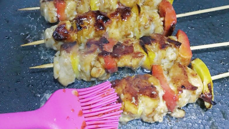 大吉大利今晚吃鸡:彩蔬鸡串,刷上自己喜欢的酱料 再煎几分钟即可(烧烤酱或者照烧汁:照烧汁很简单 一勺生抽两勺蜂蜜搅拌均匀即可)