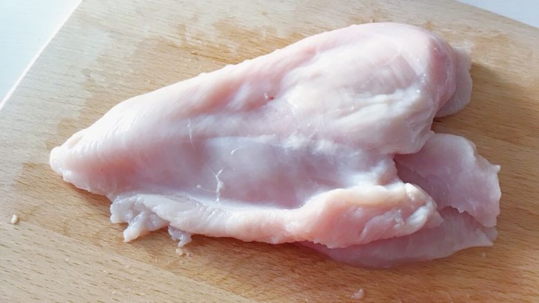 大吉大利今晚吃鸡:彩蔬鸡串,鸡胸肉清洗干净 片开