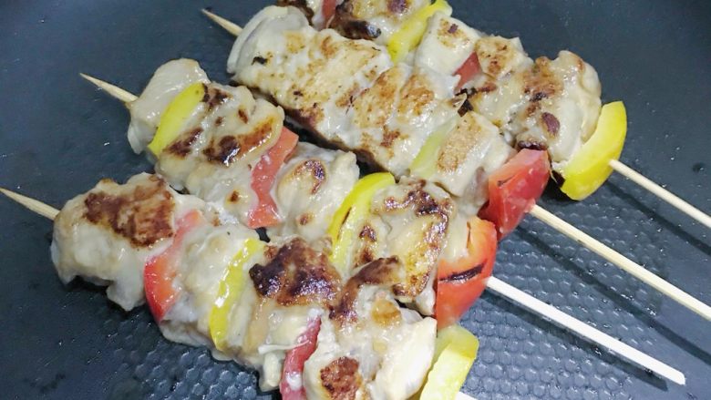 大吉大利今晚吃鸡:彩蔬鸡串,放入鸡串 两面煎至金黄