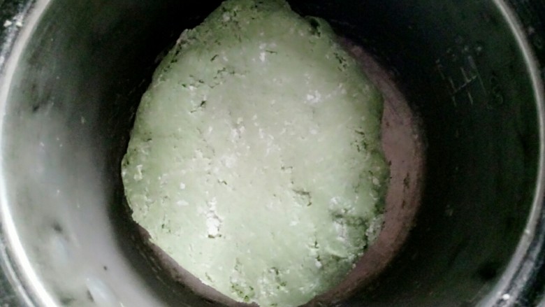彩色面条,揉成面团,绿面团做好了,醒半个小时左右