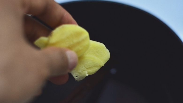 糖醋菜+陈醋泡凤爪,醋汁放凉些,放入蒜片和小米椒以及姜片泡上。