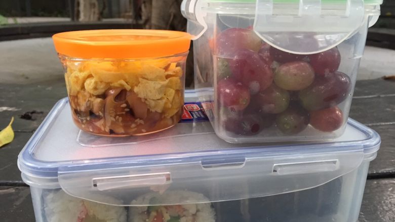 紫菜包饭,第一次做紫菜包饭,爱心营养便当大功告成,剩下的边角料也不浪费装盒当杂锦沙拉!搭配饭后水果更美味哦!