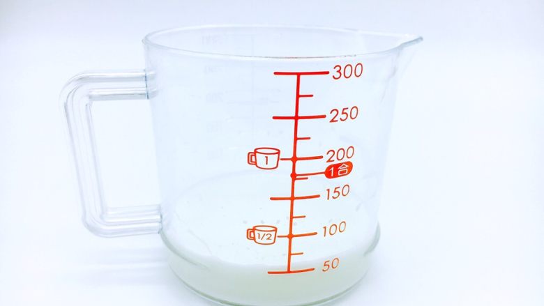 原味蛋挞,准备好一个容器,先倒入50ml<a style='color:red;display:inline-block;' href='/shicai/ 13431'>纯牛奶</a>。