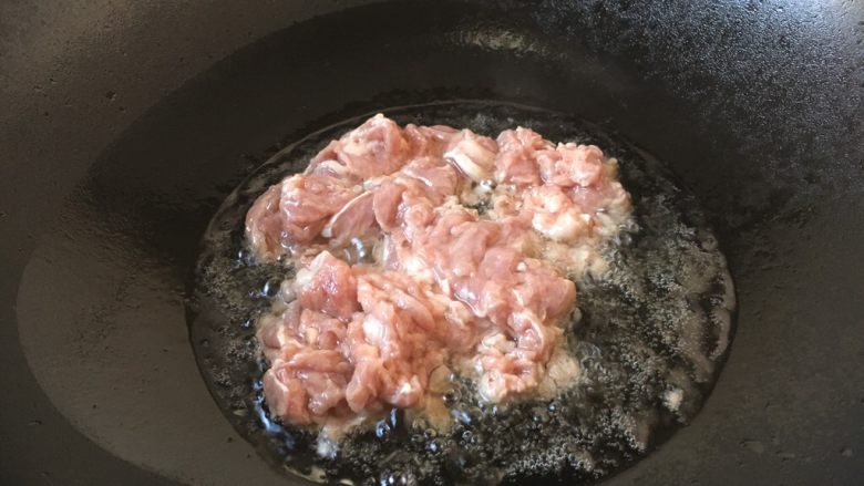 #懒人料理# 香葱羊肉米线,锅里放油,当油温5、6成热时放入羊肉。