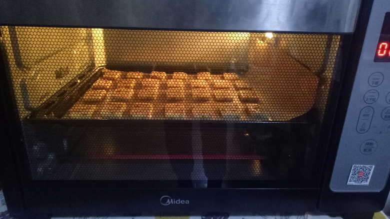 蔓越莓饼干,烤箱预热,上下火160度15分钟,具体时间温度根据自己烤箱调整