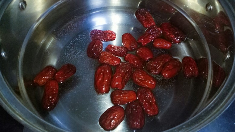 枣泥磅蛋糕,锅中放适量水,加入红枣,煮15分钟