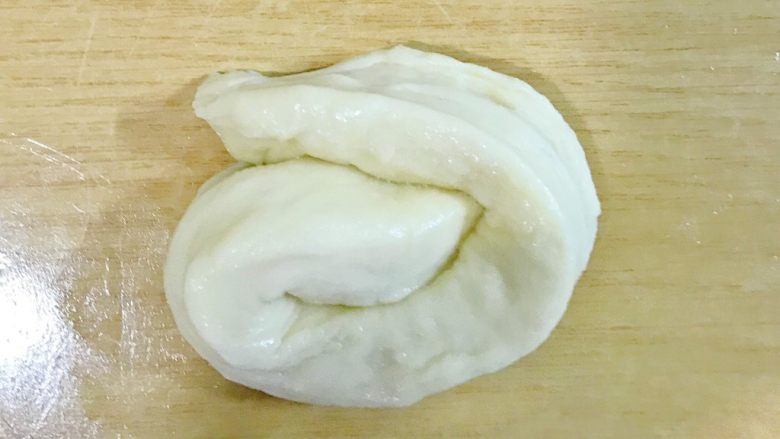 东北软炸麻花-妈妈的味道,我在次把面团三折,搓一下。
