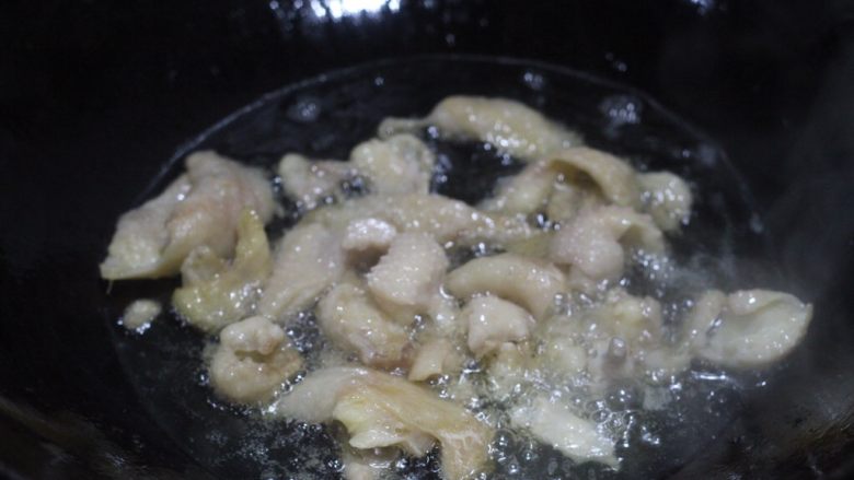 三光鸡,饭扫光面扫光馍扫光,热锅凉油,油温上来,把之前剃出来的鸡油扔下锅,放多少油要看鸡油的多少来调整。小火10分钟练鸡油。