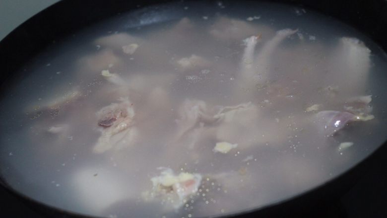 三光鸡,饭扫光面扫光馍扫光,冷水下锅,吊水,把鸡肉里的余雪去干净。