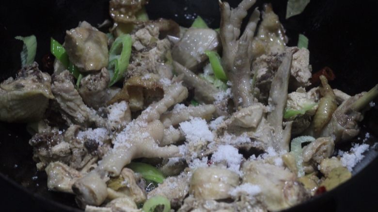 三光鸡,饭扫光面扫光馍扫光,加一勺白糖翻炒上色。