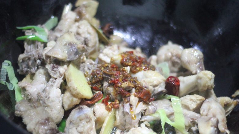 三光鸡,饭扫光面扫光馍扫光,加蒜油辣酱翻炒均匀,这个云南的扬子辣酱可是秘密武器,特别好吃,放在这里足以惊艳味蕾。