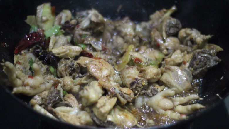 三光鸡,饭扫光面扫光馍扫光,加五勺料酒翻炒去腥。