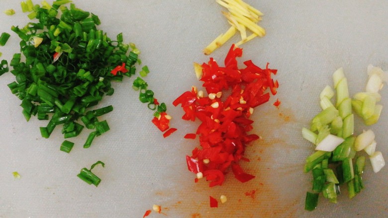 糖醋菜+糖醋红鲫鱼,<a style='color:red;display:inline-block;' href='/shicai/ 3250'>葱</a>,姜,辣椒,(这里用的辣椒我纯粹点缀,会吃辣的友友们下一步爆香的可以加入)