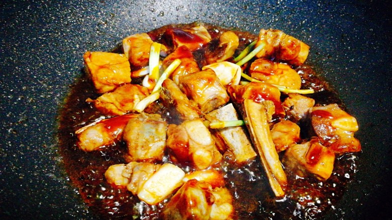 糖醋菜+糖醋排骨,先小火煮一会儿,记得翻炒哦