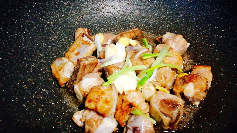 糖醋菜+糖醋排骨,加入姜片,葱白 ,蒜头,炒香