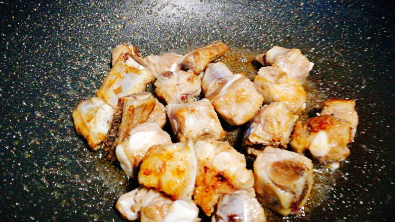 糖醋菜+糖醋排骨,快速翻炒,上色