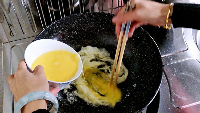 韭菜馅饼(超详细版),把<a style='color:red;display:inline-block;' href='/shicai/ 9'>鸡蛋</a>打散,油热了以后一边缓慢的倒蛋液,一边用筷子快速搅拌