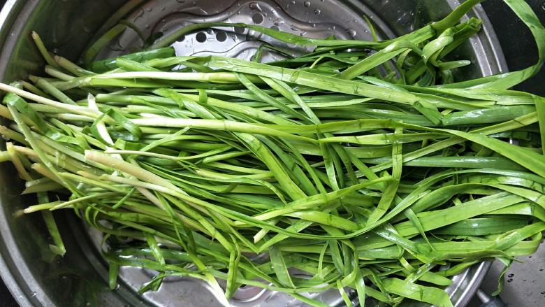 韭菜馅饼(超详细版),<a style='color:red;display:inline-block;' href='/shicai/ 116'>韭菜</a>提前洗干净,放在可以控水的容器上,有时间的话尽量空的时间多一点