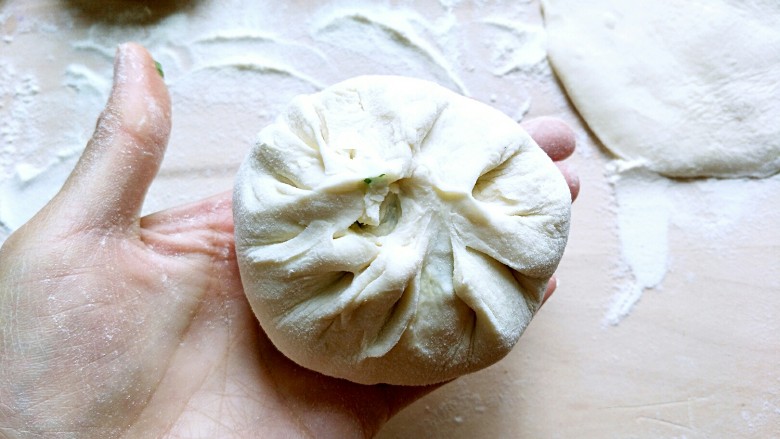 韭菜馅饼(超详细版),小面团擀成片,放馅儿包成小包子