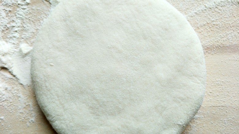 韭菜馅饼(超详细版),包子褶冲下,用手轻轻按成圆饼,喜欢薄的可以按大一点,动作要轻哦