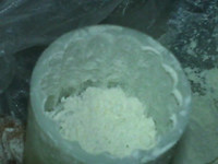 #感恩有你#+奶香菠萝月饼,在月饼模具中装少量面粉,摇晃均匀后,倒出