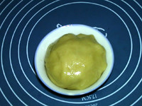 #感恩有你#+豆沙月饼,装入碗中,静置1小时