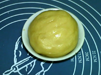 #感恩有你#+莲蓉月饼,放入小碗中,静置1小时