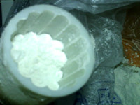 #感恩有你#+莲蓉月饼,在月饼模具中填入少量面粉,摇晃均匀后,倒出