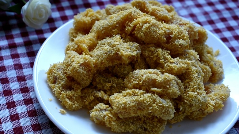 香酥炸鸡柳,裹好的装盘里,备用