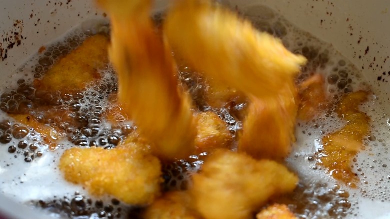 香酥炸鸡柳,等油温再次升高的时候,再入锅复炸一分钟即可啦