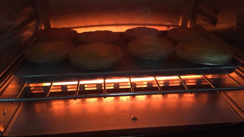 葡式蛋挞,烤着的过程，蛋挞皮膨胀