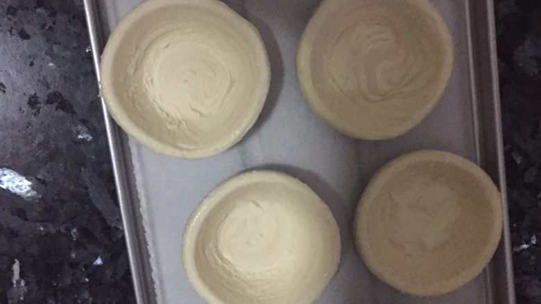 葡式蛋挞,蛋挞皮放置好在烤盘上