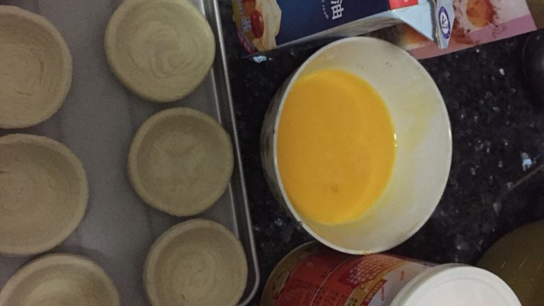 葡式蛋挞,准备好糖霜，<a style='color:red;display:inline-block;' href='/shicai/ 886'>奶油</a>，<a style='color:red;display:inline-block;' href='/shicai/ 15'>蛋黄</a>，<a style='color:red;display:inline-block;' href='/shicai/ 725'>吉士粉</a>及<a style='color:red;display:inline-block;' href='/shicai/ 4187'>蛋挞皮</a>等材料（<a style='color:red;display:inline-block;' href='/shicai/ 4187'>蛋挞皮</a>可以自己用高低筋面粉制作好，也可以买现成的）