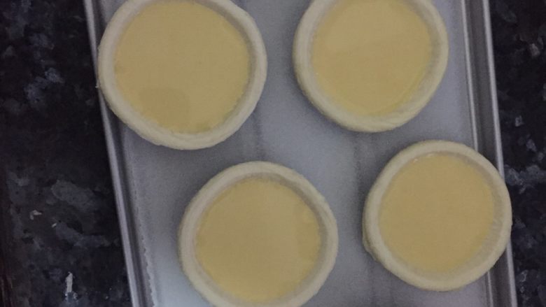 葡式蛋挞,把过滤好的蛋挞水倒入蛋挞皮中，大约七到八分左右即可