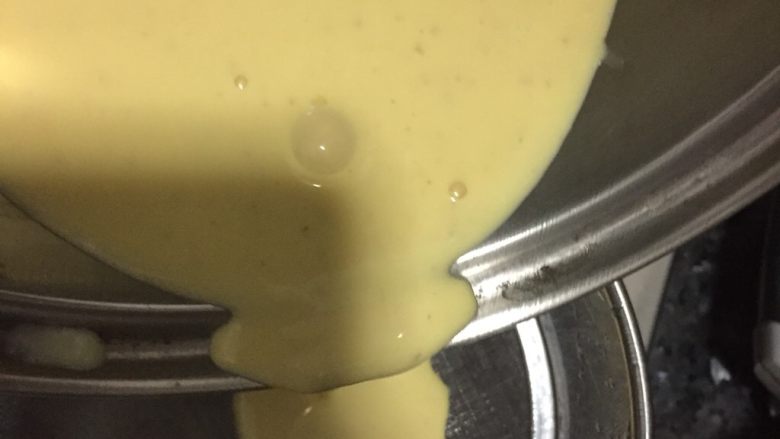 葡式蛋挞,奶液及蛋黄混合后的蛋挞水用滤网过滤杂质，用容器装好