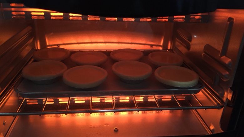 葡式蛋挞,用200～220℃烤15-20分钟，因为我的蛋挞皮比较小，所以我用15分钟