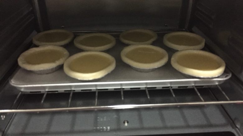葡式蛋挞,放进预热好的烤箱里
